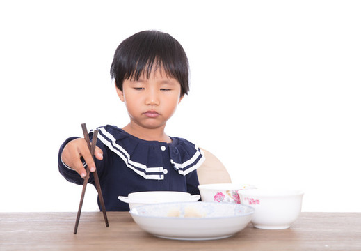 吃著飯連帶賣萌的中國(guó)小女孩
