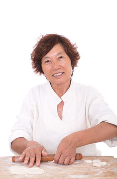 東方中年婦女壓著餃皮子看著鏡頭