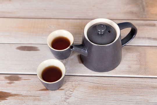 一個(gè)茶壺和兩杯斟滿的熱茶