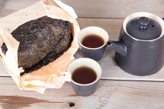 黑磚茶和茶杯茶壺在桌子上
