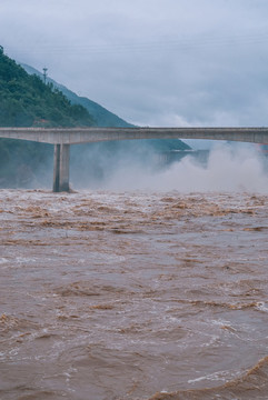 石泉漢江水電站泄洪