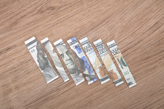 被切割分条的美元钞票