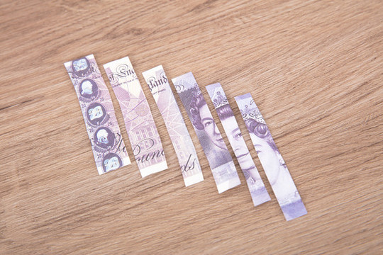 被切割分条的英镑纸币