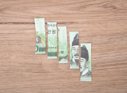 剪开的韩元钞票和剪刀