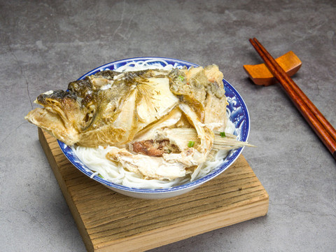 湖南衡陽地方特色早餐魚頭粉