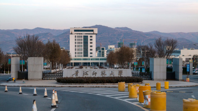 大學校門