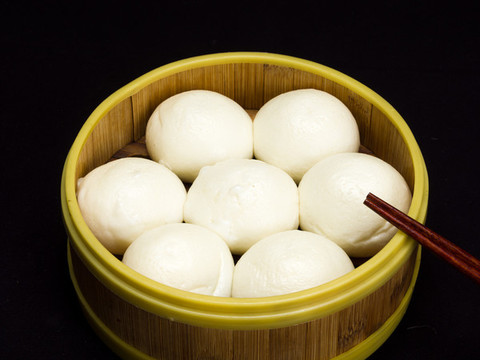 蒸籠里面新鮮的豆沙包