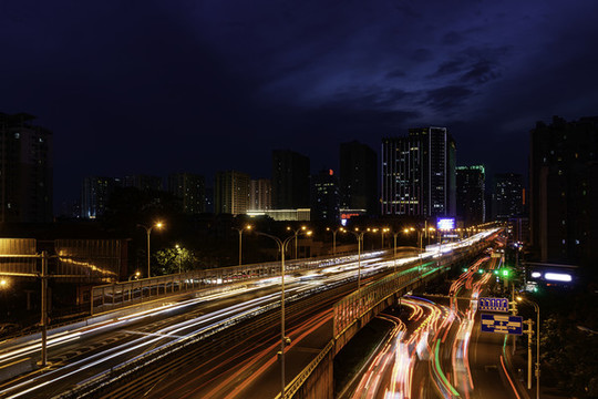 城市快速路夜景光軌