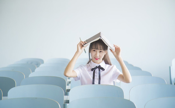 教室里穿著JK制服的女孩