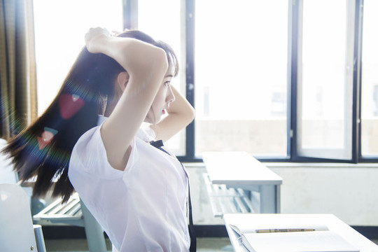 教室里穿著JK制服的女孩