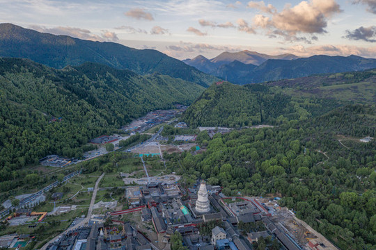 中國山西五臺山中臺寺廟清晨航拍