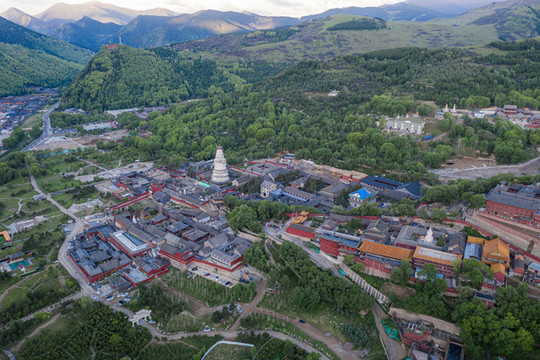 中國山西五臺(tái)山中臺(tái)寺廟清晨航拍