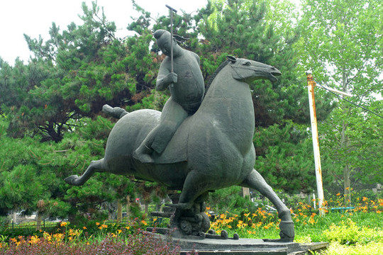 公園古人打馬球雕塑