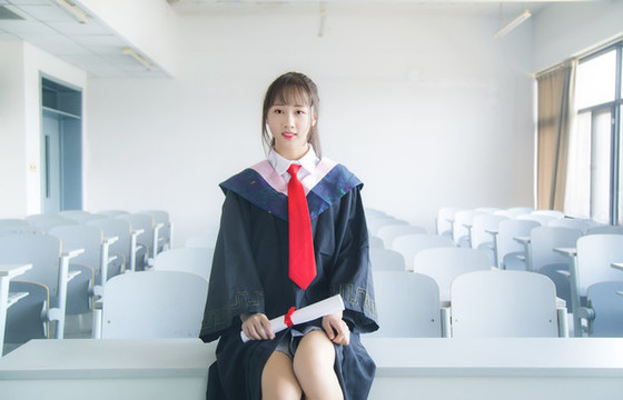穿著學(xué)士服的女孩在室內(nèi)