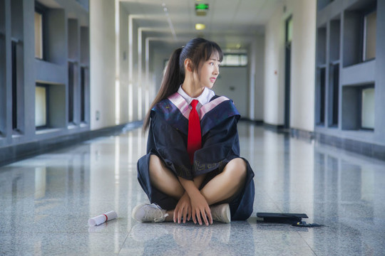 穿著學(xué)士服的女孩在室內(nèi)
