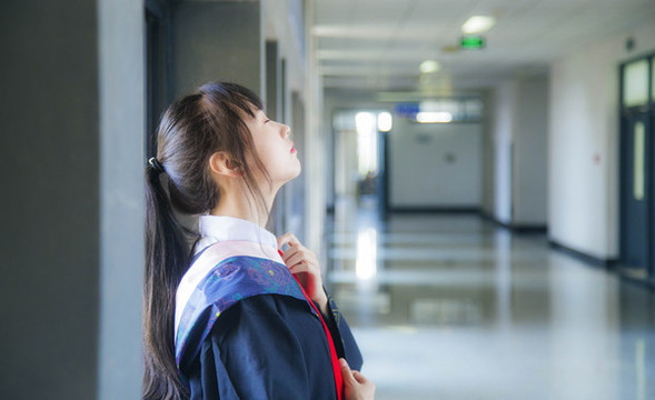 穿著學(xué)士服的女孩在室內(nèi)