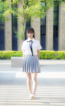 室外穿著小時(shí)代JK制服的女孩