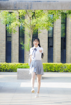 室外穿著小時(shí)代JK制服的女孩