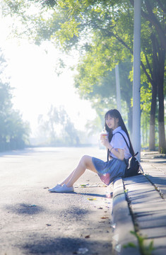 室外穿著小時(shí)代JK制服的女孩