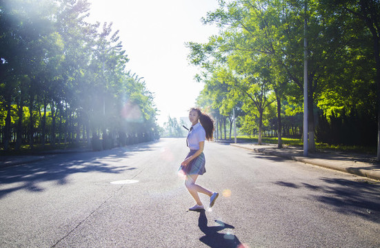 室外穿著小時代JK制服的女孩