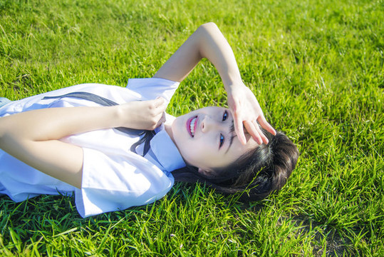 室外穿著小時(shí)代JK制服的女孩