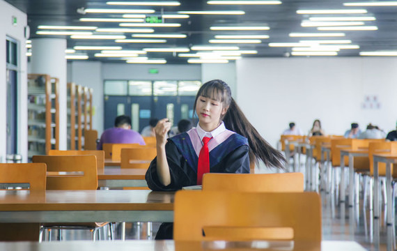圖書館里穿著學(xué)士服的女孩