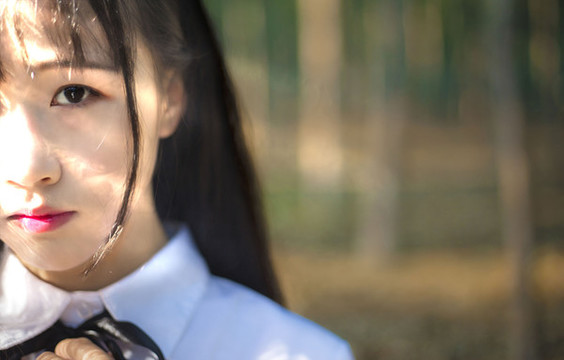 樹林里穿著JK制服的女孩