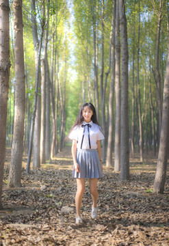 樹林里穿著JK制服的女孩