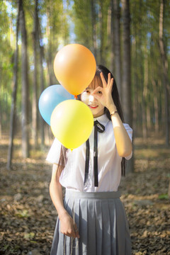 樹林里穿著JK制服的女孩