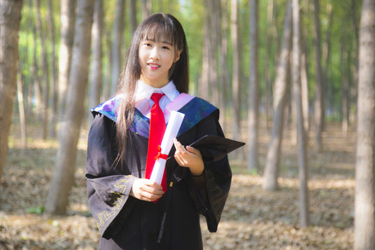 樹林里穿著學士服的女孩