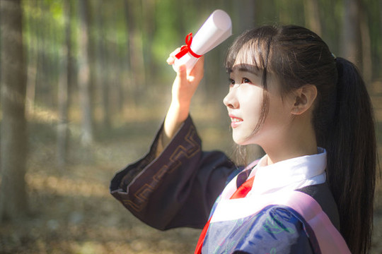 樹林里穿著學士服的女孩