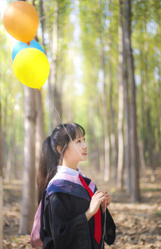 樹林里穿著學(xué)士服的女孩