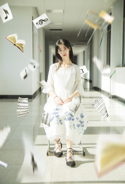 走廊里穿著白色連衣裙的女孩
