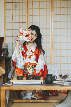 日式裝修風(fēng)格的房間里穿著和服的