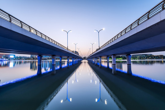 揚(yáng)州明月湖大橋的城市建筑夜景