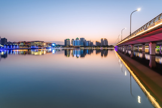 揚(yáng)州明月湖大橋的城市建筑夜景