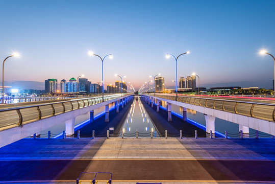 揚州明月湖大橋的城市建筑夜景