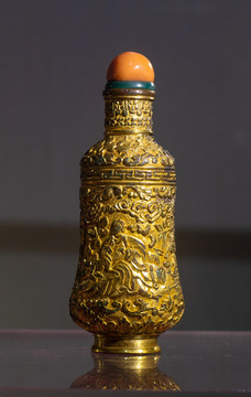 銅鎏金鏨花鼻煙壺