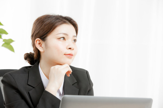 商務(wù)女性思考問(wèn)題