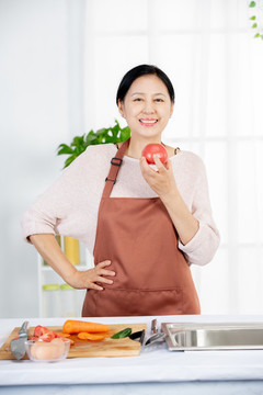 中老年女性在廚房烹飪