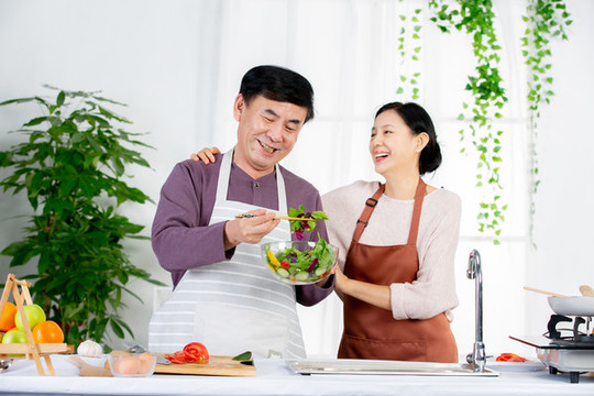 夫妻在廚房一起烹飪