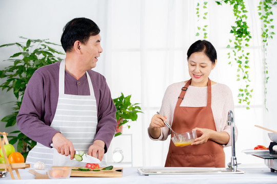 夫妻在廚房一起做飯