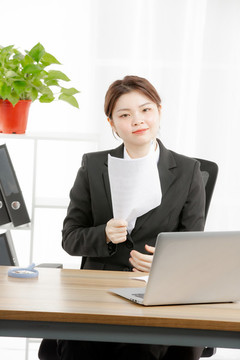 女職員在辦公室看文件