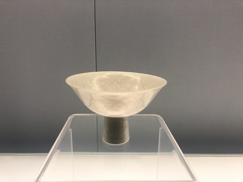 景德鎮(zhèn)窯白釉暗花纏枝蓮紋高足碗