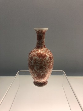 景德鎮(zhèn)窯白釉紅彩纏枝蓮紋瓶