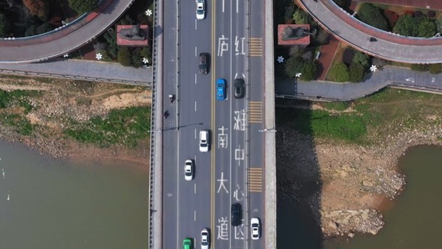 航拍車輛在八一大橋上行駛
