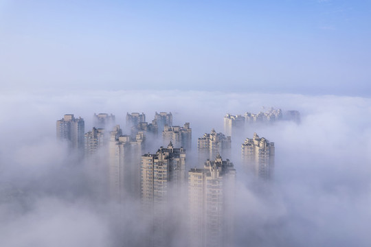 大霧下的建筑