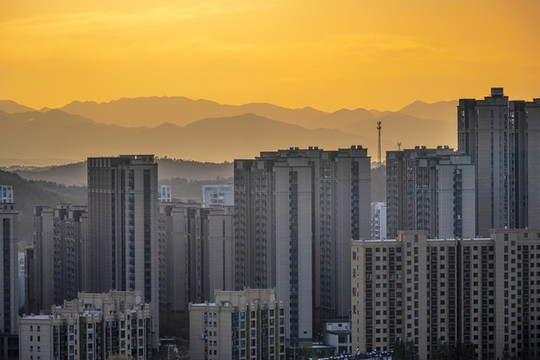 城市霞光滿天