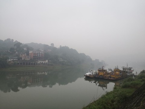 赤水河畔有霧的早晨