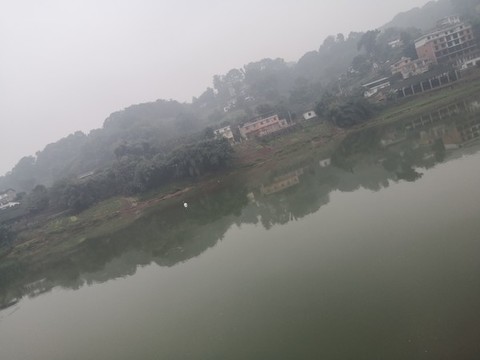 赤水河畔有霧的早晨